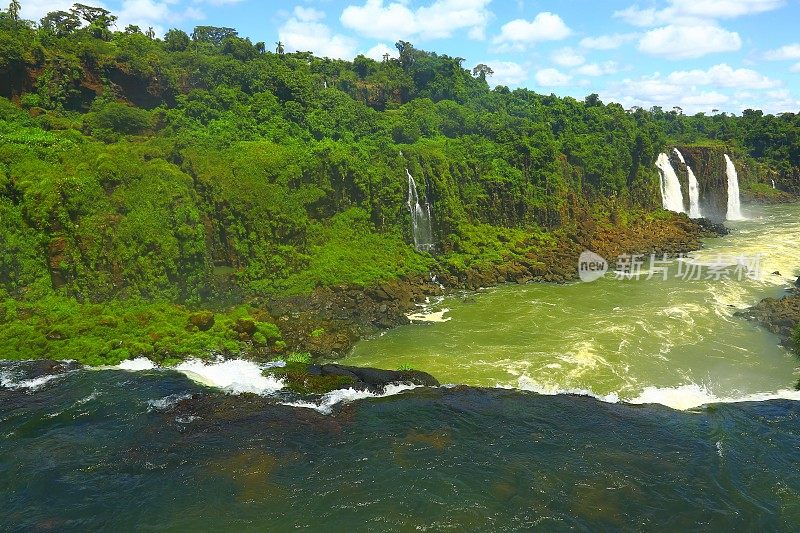 在巴西/阿根廷-南美的伊瓜苏瀑布之上